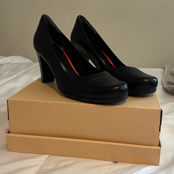 Rockport Black Pumps - Picture 2 of 13